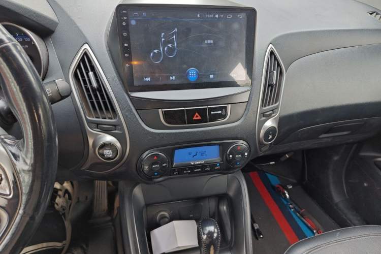 Used Hyundai ix35 2010 2.0L Automatic Two-Wheel Drive Elite Edition GLS Audio And AC Panel