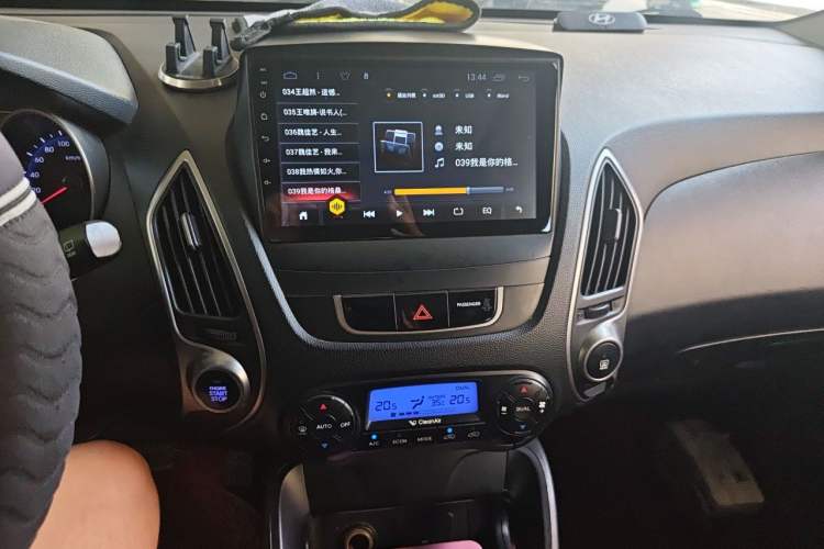 Used Hyundai ix35 2010 2.0L Automatic Two-Wheel Drive Elite Edition GLS Audio And AC Panel