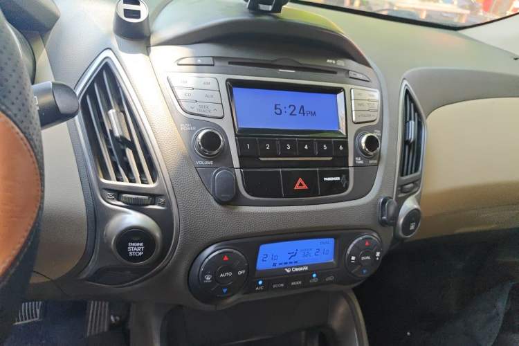Used Hyundai ix35 2010 2.0L Automatic Two-Wheel Drive Elite Edition GLS Audio And AC Panel