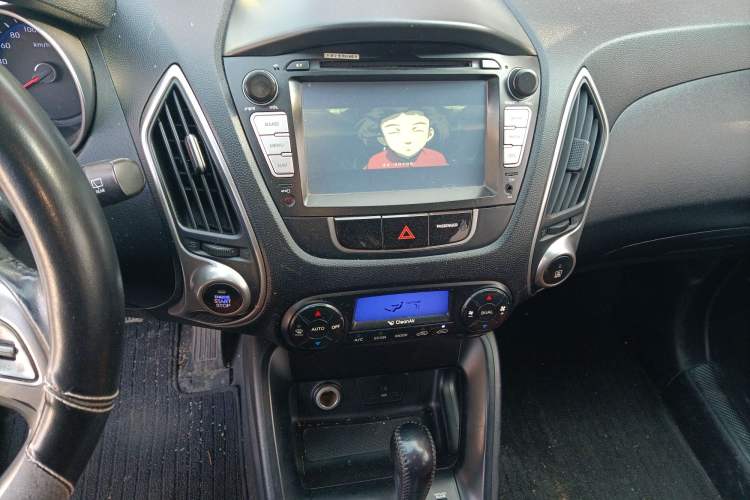 Used Hyundai ix35 2010 2.0L Automatic Two-Wheel Drive Elite Edition GLS Audio And AC Panel