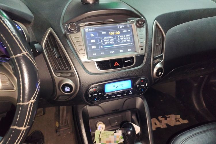 Used Hyundai ix35 2010 2.0L Automatic Two-Wheel Drive Elite Edition GLS Audio And AC Panel