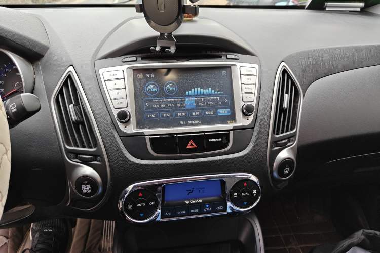 Used Hyundai ix35 2010 2.0L Automatic Two-Wheel Drive Elite Edition GLS Audio And AC Panel