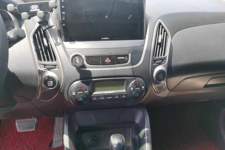 Used Hyundai ix35 2010 2.0L Automatic Two-Wheel Drive Elite Edition GLS Audio And AC Panel