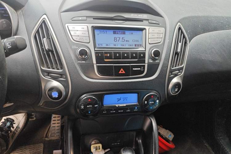 Used Hyundai ix35 2010 2.4L Automatic 2WD Prestige GLS Trim Audio And AC Panel
