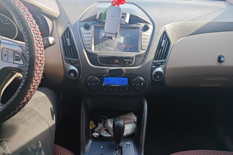 Used Hyundai ix35 2010 2.0L Automatic 4x4 Premium GLS Trim Audio And AC Panel