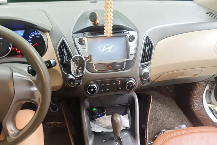 Used Hyundai ix35 2010 2.0L Automatic Two-Wheel Drive New Edition GL Audio And AC Panel