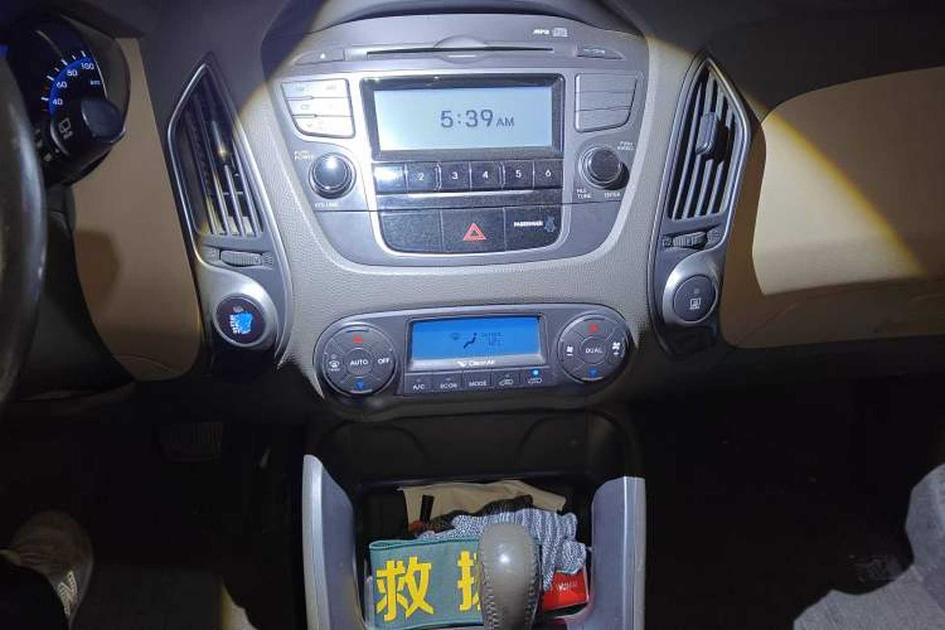 Used Hyundai ix35 2010 2.0L Automatic Two-Wheel Drive Elite Edition GLS Audio And AC Panel