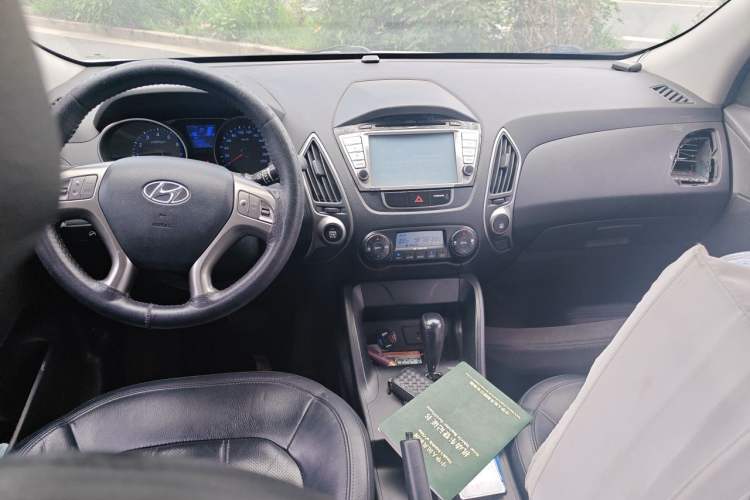 Used Hyundai ix35 2010 2.0L Automatic Two-Wheel Drive Elite Edition GLS Center Console
