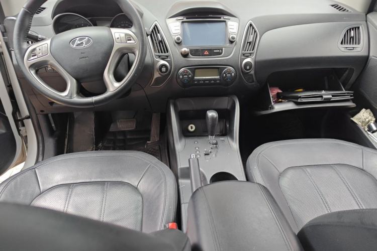 Used Hyundai ix35 2010 2.0L Automatic Two-Wheel Drive Elite Edition GLS Center Console