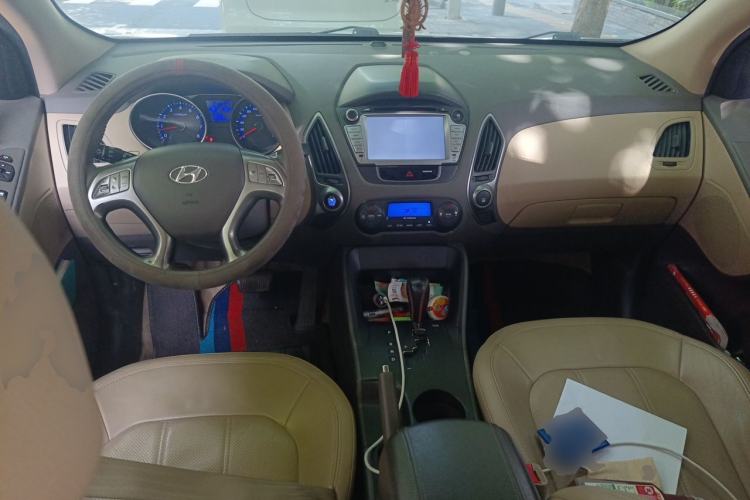Used Hyundai ix35 2010 2.0L Automatic Two-Wheel Drive Elite Edition GLS Center Console