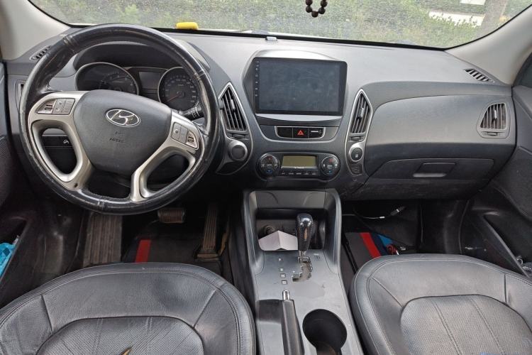 Used Hyundai ix35 2010 2.0L Automatic Two-Wheel Drive Elite Edition GLS Center Console