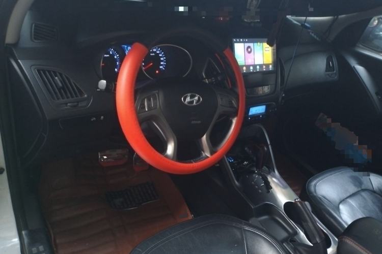 Used Hyundai ix35 2010 2.0L Automatic Two-Wheel Drive Elite Edition GLS Center Console