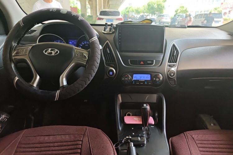 Used Hyundai ix35 2010 2.0L Automatic Two-Wheel Drive Elite Edition GLS Center Console
