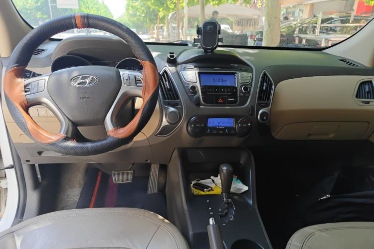 Used Hyundai ix35 2010 2.0L Automatic Two-Wheel Drive Elite Edition GLS Center Console