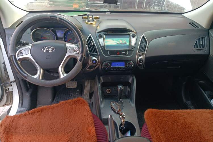 Used Hyundai ix35 2010 2.0L Automatic Two-Wheel Drive Elite Edition GLS Center Console