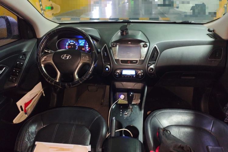 Used Hyundai ix35 2010 2.0L Automatic Two-Wheel Drive Elite Edition GLS Center Console