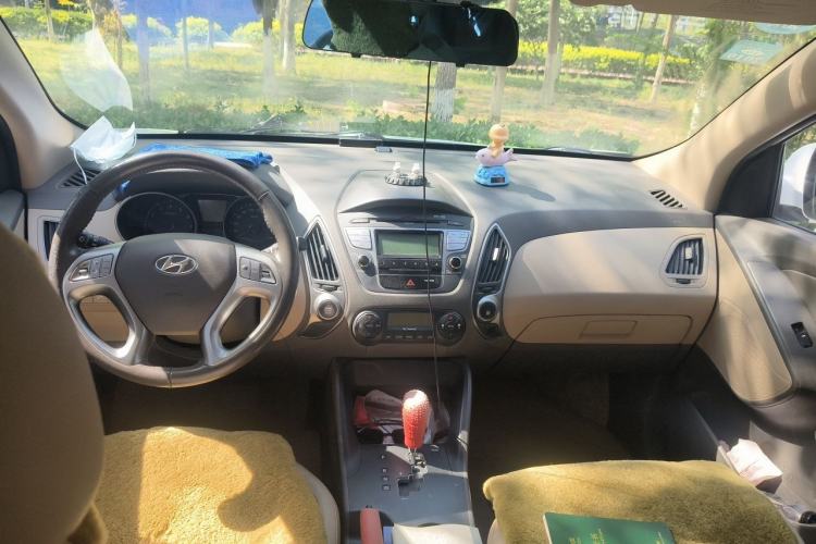 Used Hyundai ix35 2010 2.0L Automatic Two-Wheel Drive Elite Edition GLS Center Console