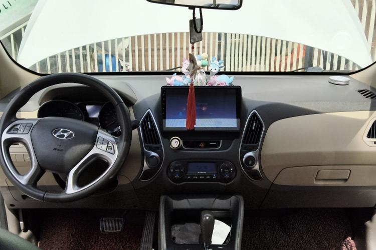 Used Hyundai ix35 2010 2.0L Automatic Two-Wheel Drive Elite Edition GLS Center Console