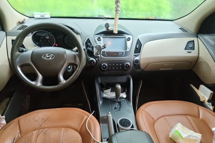 Used Hyundai ix35 2010 2.0L Automatic Two-Wheel Drive New Edition GL Center Console
