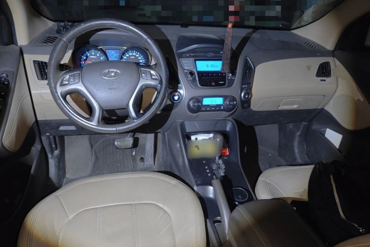 Used Hyundai ix35 2010 2.0L Automatic Two-Wheel Drive Elite Edition GLS Center Console