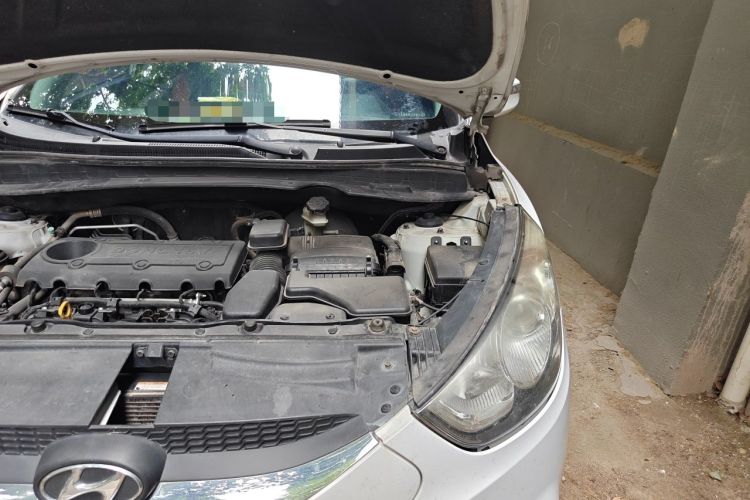 Used Hyundai ix35 2010 2.0L Automatic Two-Wheel Drive Elite Edition GLS Engine Bay Left