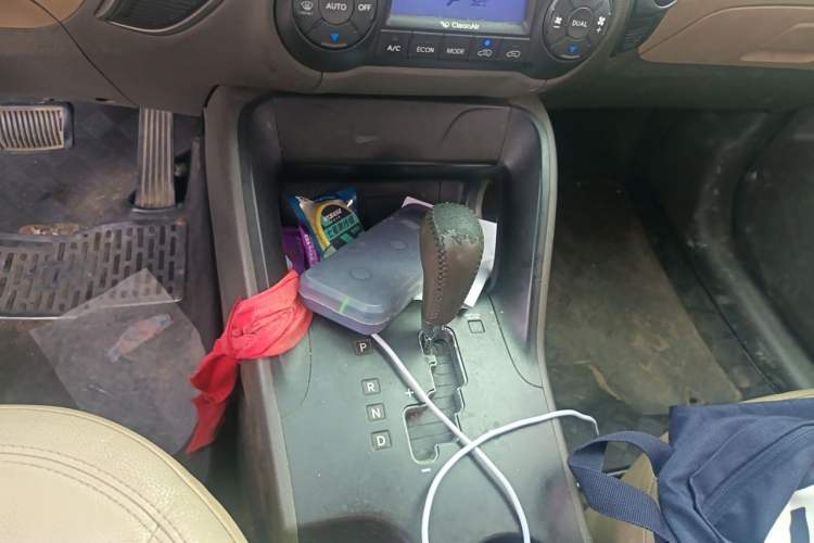 Used Hyundai ix35 2010 2.0L Automatic Two-Wheel Drive Elite Edition GLS Gear Lever