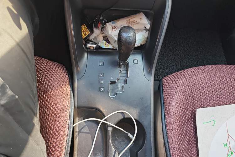Used Hyundai ix35 2010 2.0L Automatic 4x4 Premium GLS Trim Gear Lever