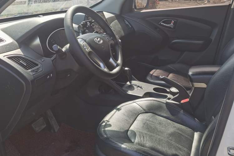 Used Hyundai ix35 2010 2.0L Automatic Two-Wheel Drive Elite Edition GLS Interior 2