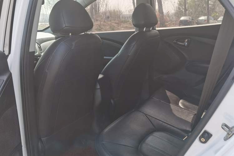 Used Hyundai ix35 2010 2.0L Automatic Two-Wheel Drive Elite Edition GLS Interior 3