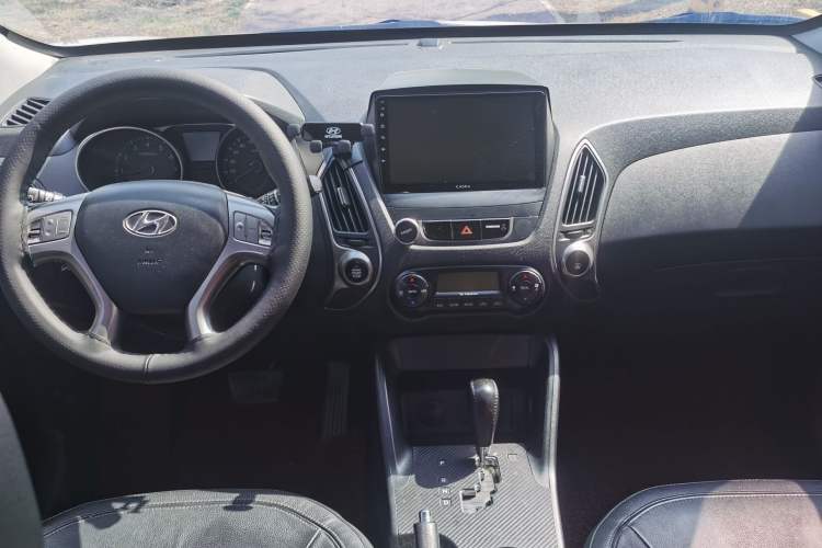 Used Hyundai ix35 2010 2.0L Automatic Two-Wheel Drive Elite Edition GLS Interior 4