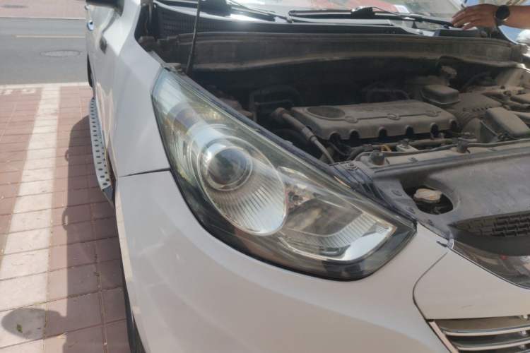 Used Hyundai ix35 2010 2.0L Automatic 4x4 Premium GLS Trim Right Front Headlight