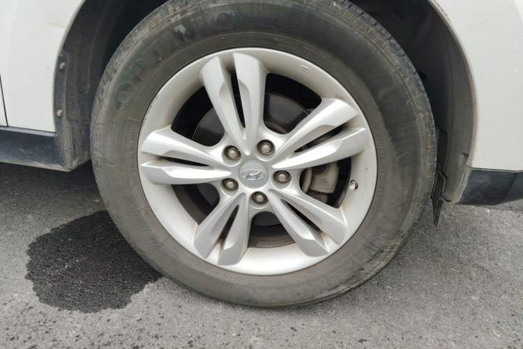 Used Hyundai ix35 2010 2.0L Automatic Two-Wheel Drive Elite Edition GLS Right Front Wheel Hub
