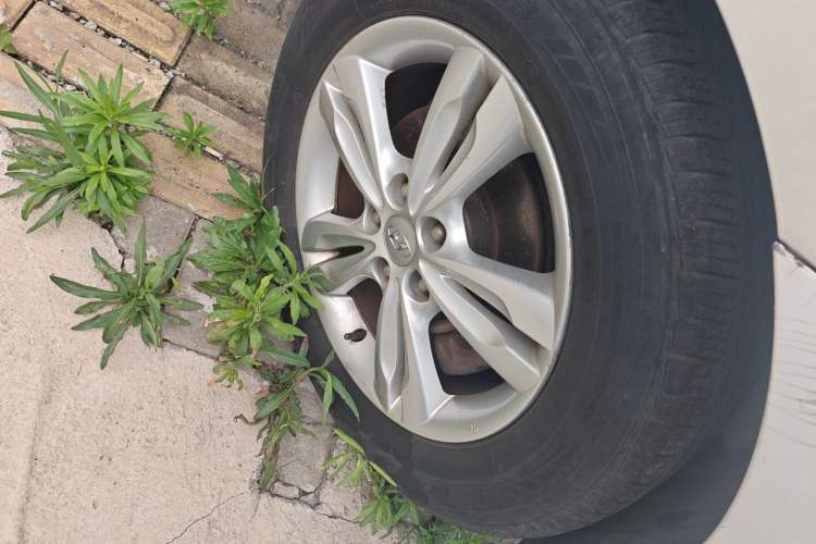 Used Hyundai ix35 2010 2.0L Automatic Two-Wheel Drive Elite Edition GLS Right Front Wheel Hub