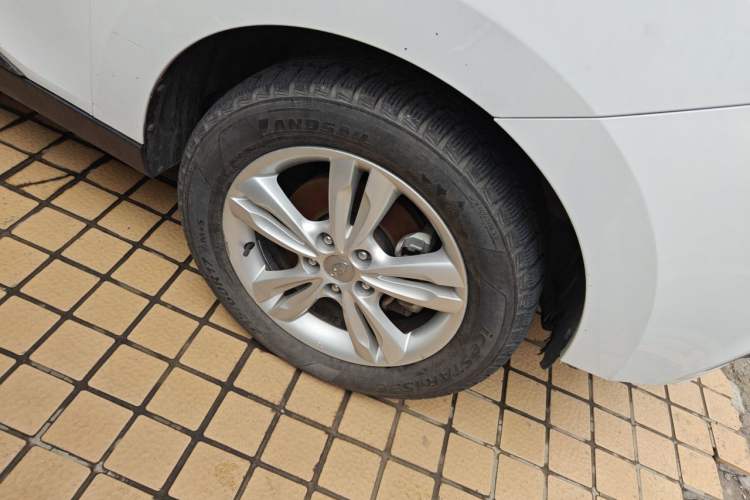 Used Hyundai ix35 2010 2.0L Automatic Two-Wheel Drive Elite Edition GLS Right Front Wheel Hub