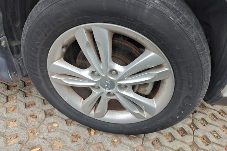 Used Hyundai ix35 2010 2.0L Automatic Two-Wheel Drive Elite Edition GLS Right Front Wheel Hub