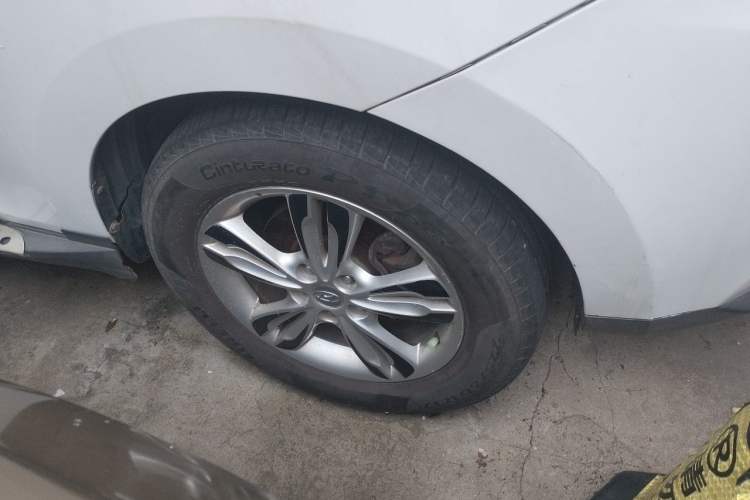 Used Hyundai ix35 2010 2.0L Automatic Two-Wheel Drive Elite Edition GLS Right Front Wheel Hub