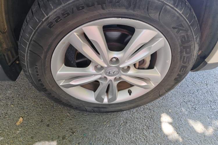 Used Hyundai ix35 2010 2.0L Automatic Two-Wheel Drive Elite Edition GLS Right Front Wheel Hub