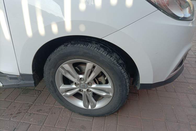 Used Hyundai ix35 2010 2.0L Automatic Two-Wheel Drive Elite Edition GLS Right Front Wheel Hub