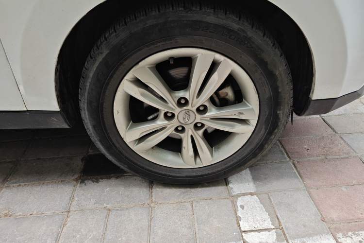 Used Hyundai ix35 2010 2.0L Automatic Two-Wheel Drive Elite Edition GLS Right Front Wheel Hub