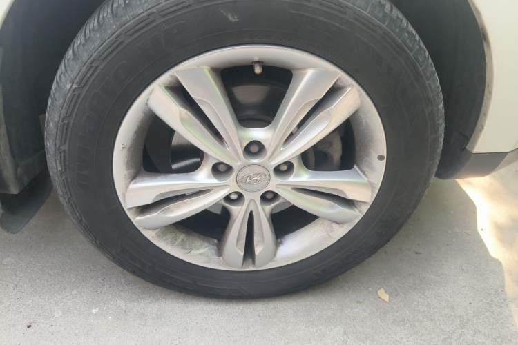 Used Hyundai ix35 2010 2.0L Automatic Two-Wheel Drive Elite Edition GLS Right Front Wheel Hub