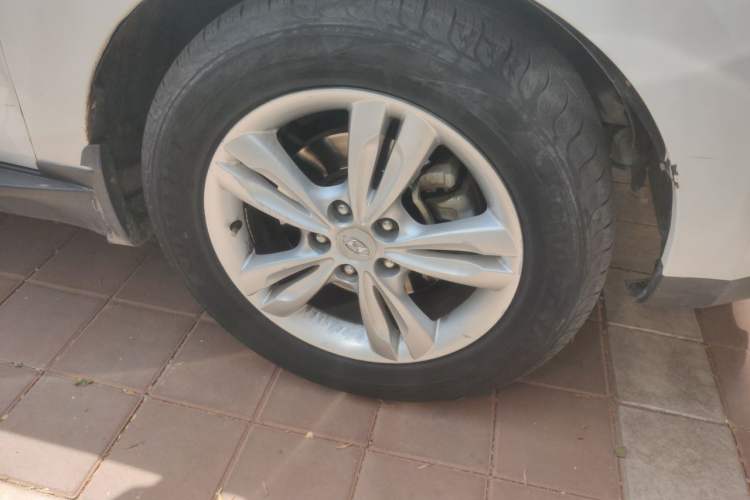 Used Hyundai ix35 2010 2.0L Automatic 4x4 Premium GLS Trim Right Front Wheel Hub