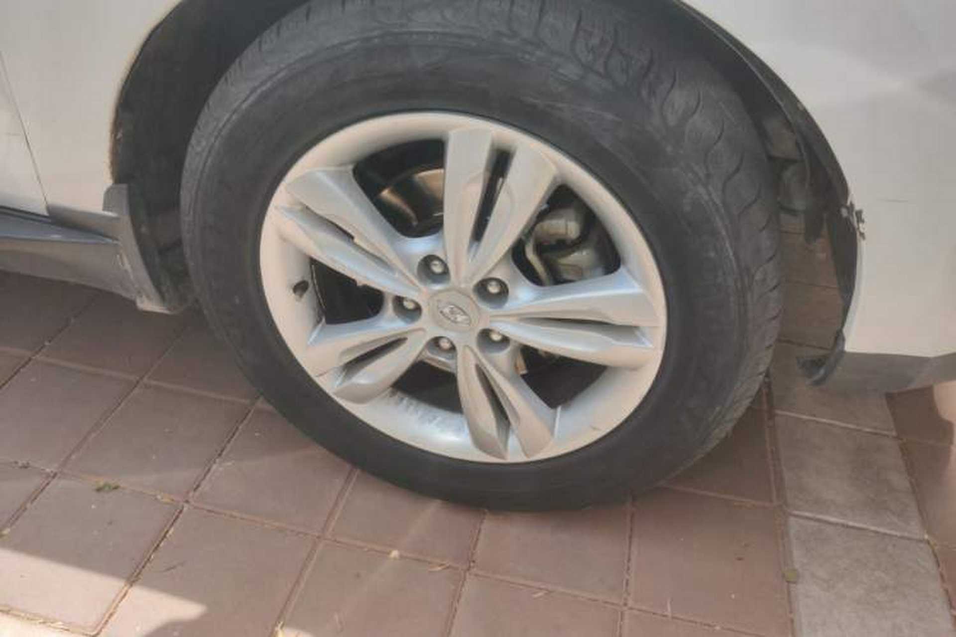 Used Hyundai ix35 2010 2.0L Automatic 4x4 Premium GLS Trim Right Front Wheel Hub
