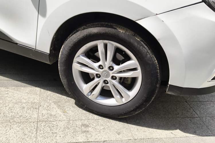 Used Hyundai ix35 2010 2.0L Automatic Two-Wheel Drive Elite Edition GLS Right Front Wheel Hub