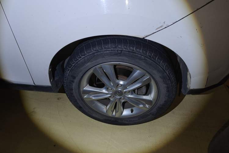 Used Hyundai ix35 2010 2.0L Automatic Two-Wheel Drive Elite Edition GLS Right Front Wheel Hub