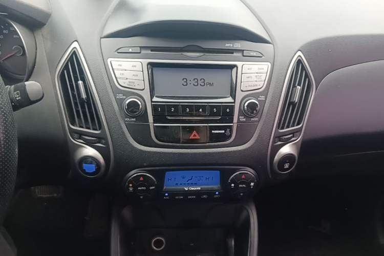 Used Hyundai ix35 2010 2.0L Automatic Two-Wheel Drive Elite Edition GLS Audio And AC Panel