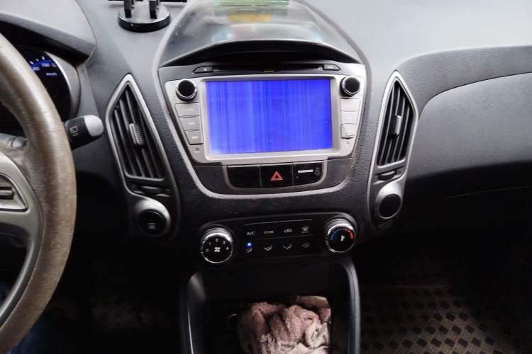 Used Hyundai ix35 2010 2.0L Manual Two-Wheel Drive New Edition GL Audio And AC Panel