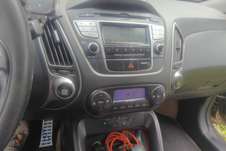 Used Hyundai ix35 2010 2.4L Automatic 2WD Prestige GLS Trim Audio And AC Panel