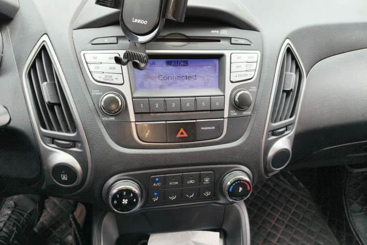Used Hyundai ix35 2010 2.0L Automatic Two-Wheel Drive New Edition GL Audio And AC Panel