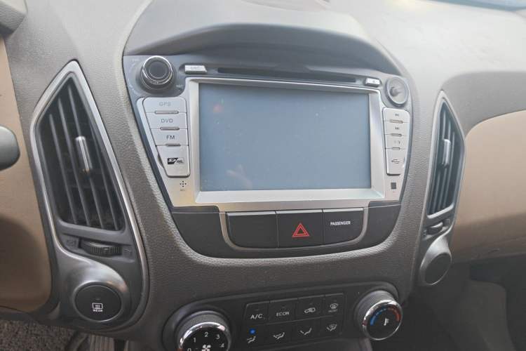 Used Hyundai ix35 2010 2.0L Manual Two-Wheel Drive New Edition GL Audio And AC Panel