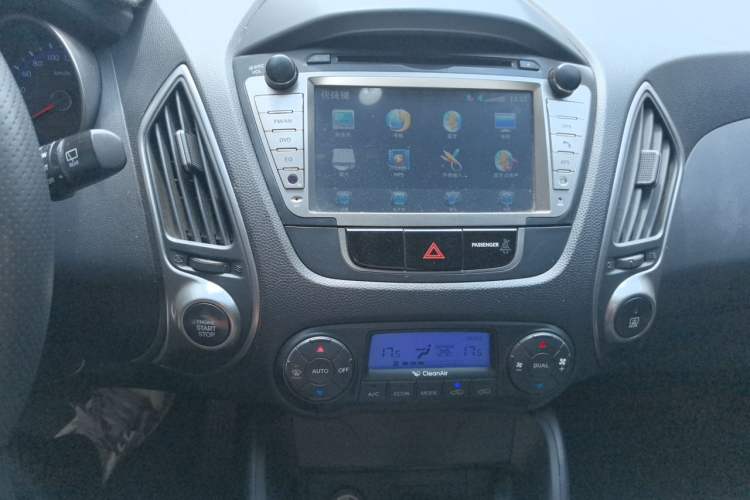 Used Hyundai ix35 2010 2.0L Automatic 4x4 Premium GLS Trim Audio And AC Panel